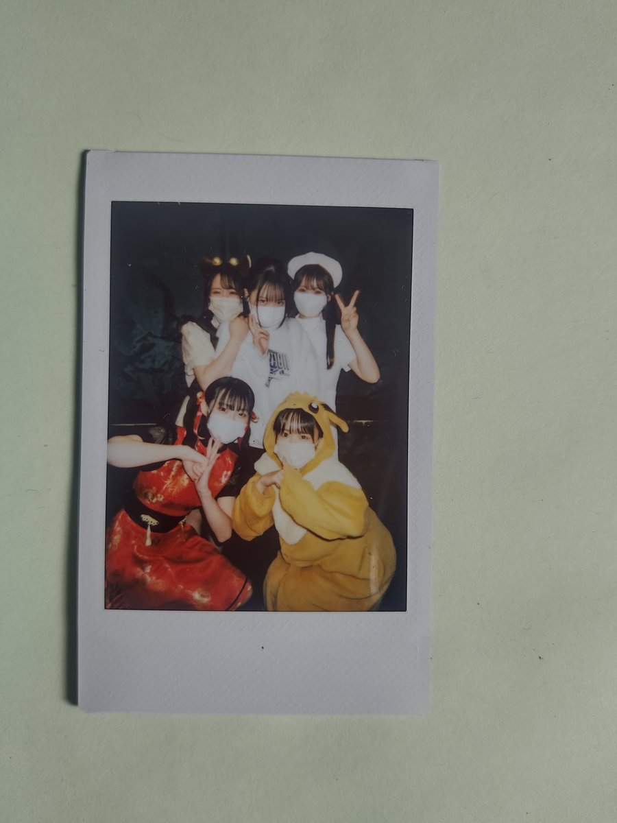 3291yuucha's tweet photo. 久々のライブ、とても楽しかった☺️☺️
最後には、じゃんけんに勝ってメンバーのグルショチェキを頂きました
グルチェキのセンターに・・・
☺️☺️☺️☺️
#OneSideGame
#笹平那奈
#矢新愛梨
#涼井綾乃
#タートルリリー
#清藤恵
#有川奏絵
#辻菜月
#きよりん
#佐伯鈴 https://t.co/Z9cKxGQlmp