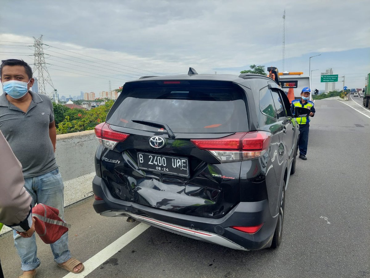 TMCPoldaMetro's tweet photo. 12.00 Terjadi kecelakaan lalu lintas di Tol Tanjung Priok mengarah Pluit Kijang Innova menabrak Toyota Rush, sudah dalam penanganan petugas Polri. https://t.co/X39exvGDt0