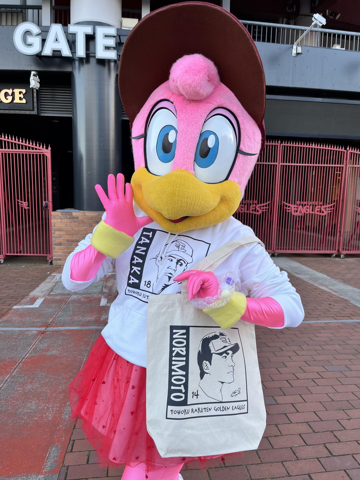 楽天イーグルス グッズチーム こちらはクラッチーナのお出かけスタイル クラッチ画伯パーカー 田中将大選手ver とトートバッグ 則本昂大選手ver でキメてくれました O Rakuteneagles クラッチ画伯 選手イラストグッズ クラッチーナ