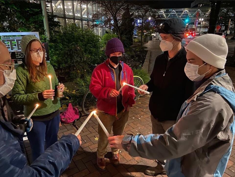 JwJpdx's tweet photo. Advocates in Portland including Jobs with Justice, @ORFTC and @justiceisglobal took part in a global vaccine justice vigil. We remembered all who have been lost, or needlessly suffered, due to preventable illness. 💉💉🌍 https://t.co/SC3LgcIPsG