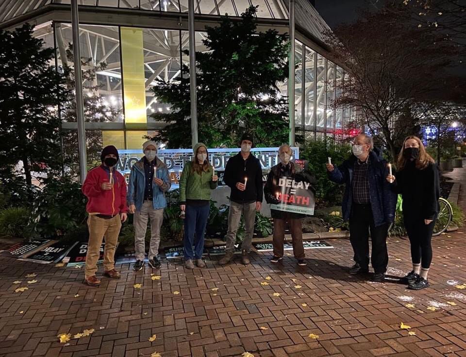 JwJpdx's tweet photo. Advocates in Portland including Jobs with Justice, @ORFTC and @justiceisglobal took part in a global vaccine justice vigil. We remembered all who have been lost, or needlessly suffered, due to preventable illness. 💉💉🌍 https://t.co/SC3LgcIPsG