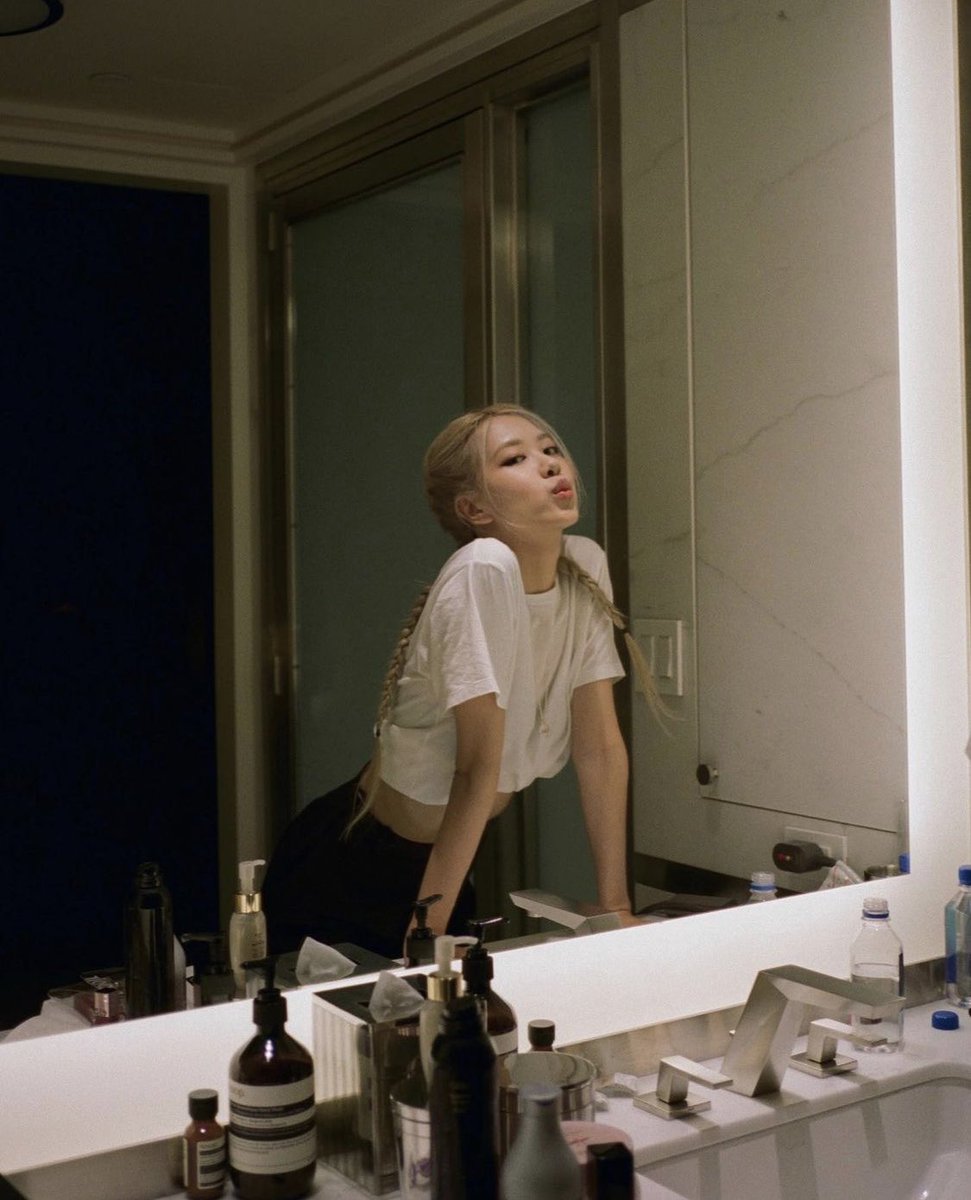 jokerloverose's tweet photo. น้องแชงเป็นคนที่มีความเป็นศิลปินสูงในตัวเลย ทั้งในเรื่องของการถ่ายภาพ เลือกโทนสีเพื่อจะสื่อเรื่องราว เพื่อให้คนที่เห็นเข้าใจและอินไปกับน้องได้ง่ายๆ รวมไปถึงเพลงที่น้องแต่ง อัลบั้ม โฟโต้บุ้คที่น้องลงแรงเอง มันดูดีมากๆเลย มีความเป็นตัวน้องที่สื่อออกมาได้ดีมากๆเลย

#MAMAVOTE   #rosé https://t.co/lJ9C8UjouD