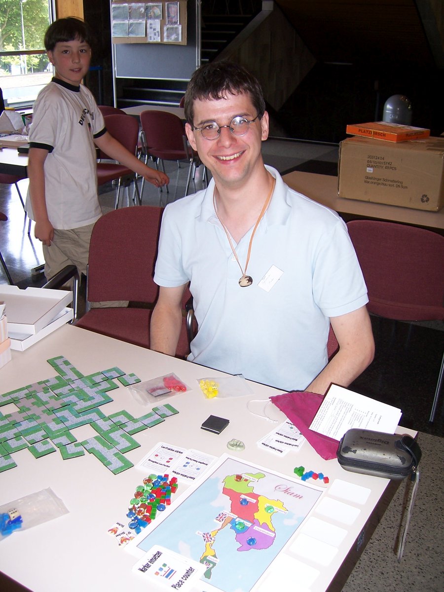 ON Q, Peer Sylvester, Hiku-Spiele 2007 
Vorausschauendes Denken ist die wesentliche Anforderung, die ON Q stellt. Wer nur an sich denkt, spielt meist auch seinem Gegenspieler in die Hände, deshalb müssen die Anlageoptionen des Gegners mit beachtet werden

mit80.de/index.php?/arc…