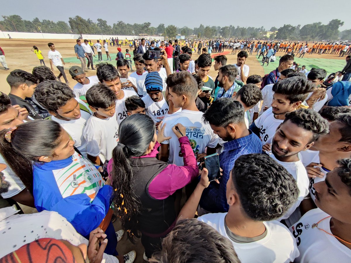 BhawnaDehariya's tweet photo. बांधवगढ़ टाइगर रिजर्व के सुंदर से ग्राम खितौली में फिट खितौली रन का आयोजन हुआ। #FitKhitauliMarathon #KalamFoundation #BandhavgarhTigerReserve #BhawnaDehariya #ChhindwaraMarathon #RunForVan #PrismCement
#Ampala #HERO #MasseyFoundation #BirlaWhite #Khitauli #TigerReserv #Tamia https://t.co/lk7BH1BVwf