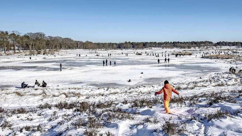 IJSVosbergen's tweet photo. 'Deze winter krijgen we vaker te maken met sneeuw en ijs dan afgelopen jaren. Regionaal zal er een flink pak sneeuw gaan vallen. Het wordt dan ook een stevige winter met een wisselend karakter.' Dat voorspelt weerman Piet Paulusma. https://t.co/GWQLtpIUDz