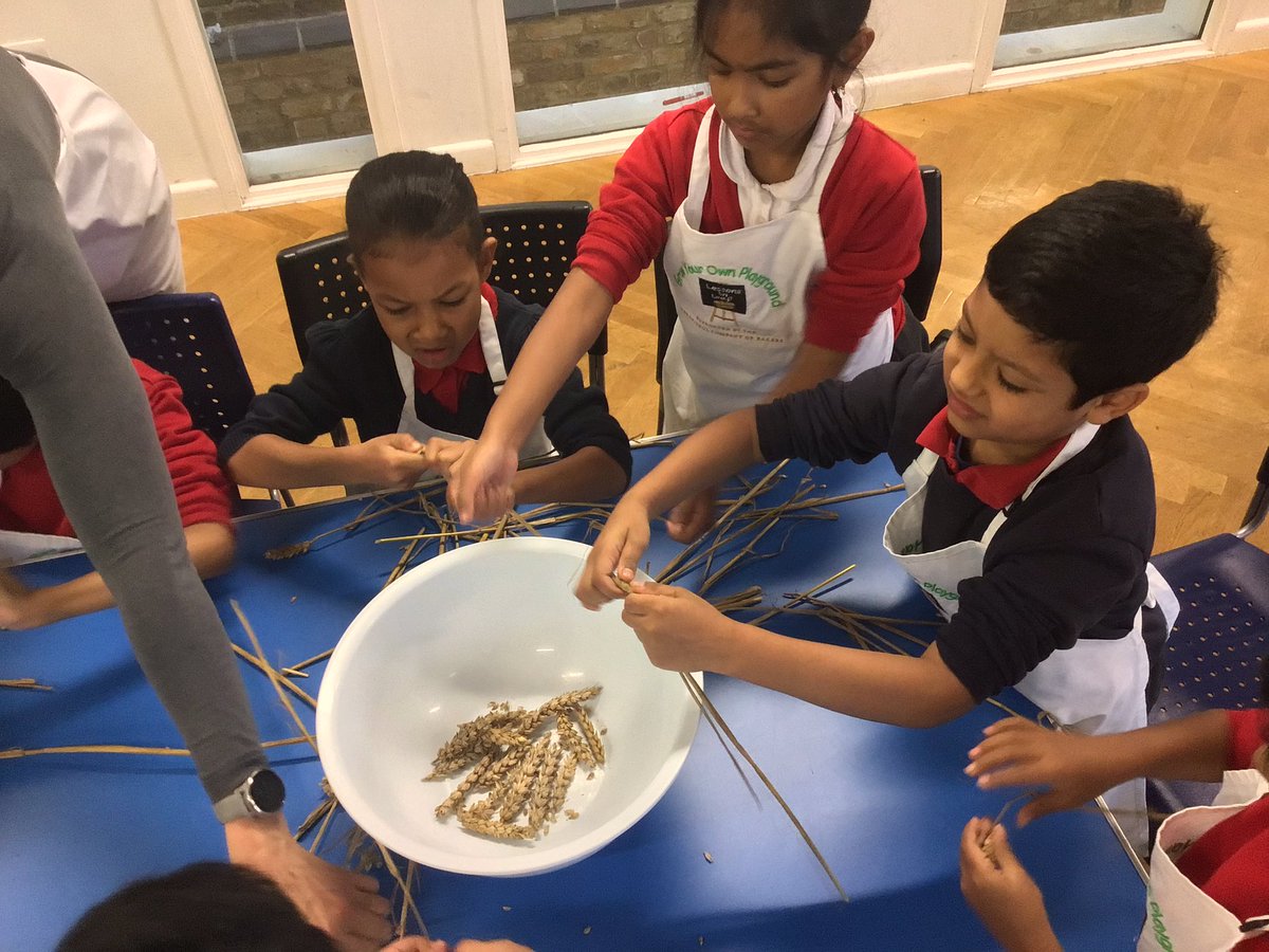 MayflowerSch's tweet photo. #lessonsinloaf #ofili #baking Here we are threshing the wheat! https://t.co/AtYhmwtEdz