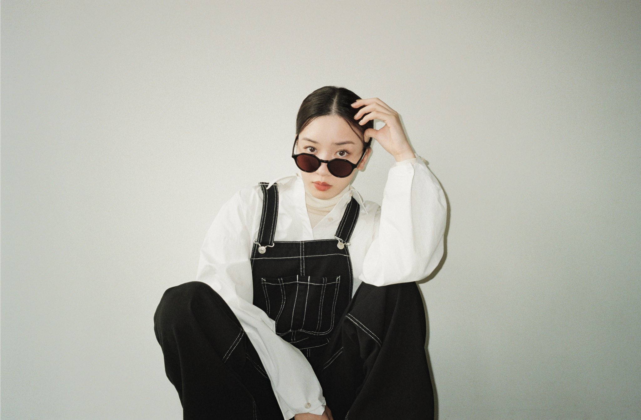 Twitter 上的 Jelly Official シンプルだけどなんだかかっこいい 永野芽郁さん Mei Nagano0924 の 着こなしをご紹介 着回し力バツグンの白シャツは 中にハイネックニットを重ねれば これからの季節だって大活躍 オーバーオールも黒をチョイスすること