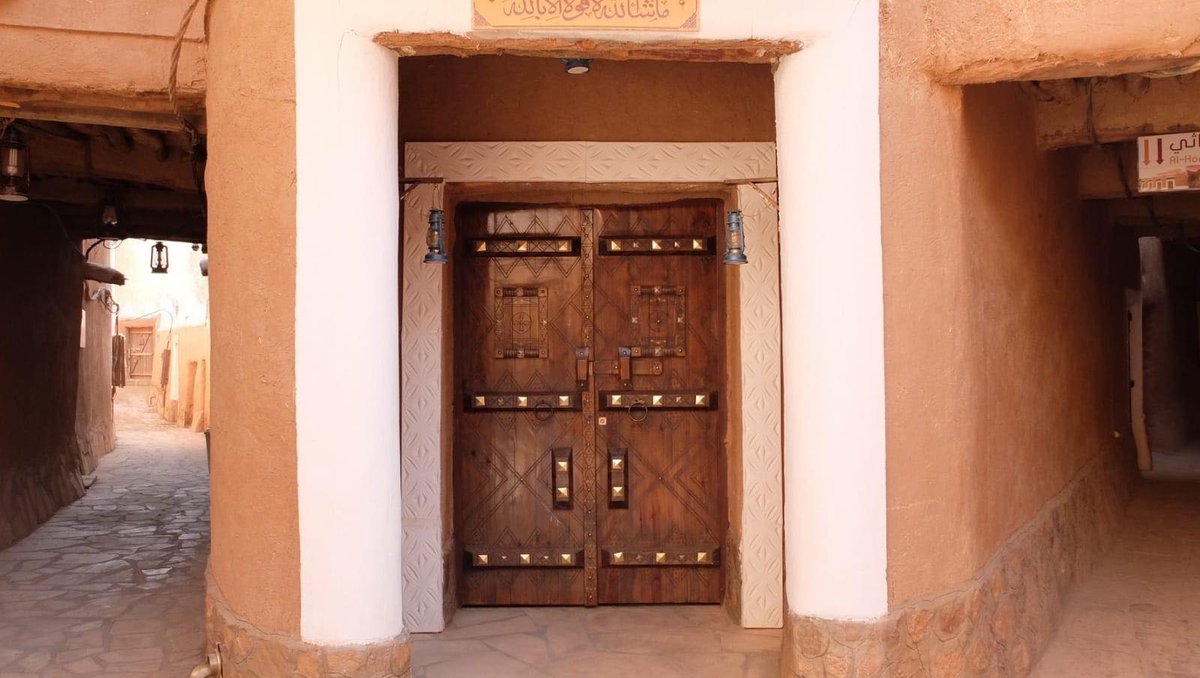 Regent_Holidays's tweet photo. Sitting at the edge of the world in #SaudiArabia. 🇸🇦 Marianne and her group have been exploring the Qassim region, and visiting restored heritage villages.
📸 1: Marianne sat on a high cliff edge on the plateau near #Riyadh
📸 2: Market in #Unaizah
📸 3 & 4: #Ushaiger https://t.co/HEahGP5fXs