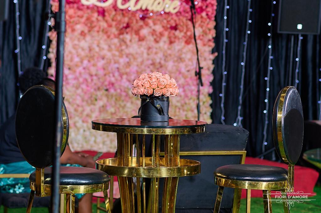 FioriDamore_zw's tweet photo. The Fiori Damore RoseWall will dramatically enhance your photo...
#floristharare #flowershop #roses #rosewall #photoshoot #outdoorphotoshoot #events #corporateevents #backgroundsmatter #beautifulbackground #fioridamore #zimboflowers #kedezember #asibehappy #christmasishere https://t.co/ErkV95P0OU