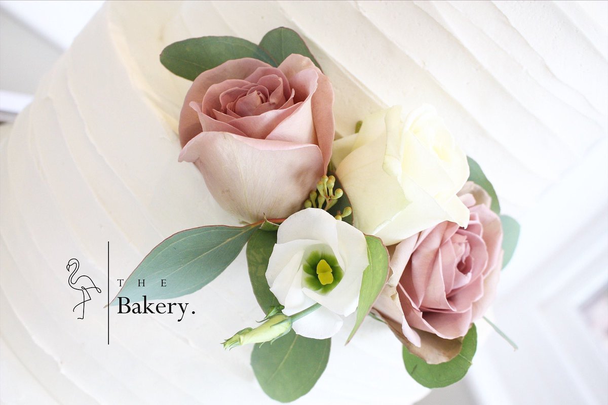 Congratulations to Emma &amp; Dom who got married @goldsboroughhall on 13.11.21 🤍🤍🤍 it was a pleasure to make your #weddingcake #goldsboroughhall