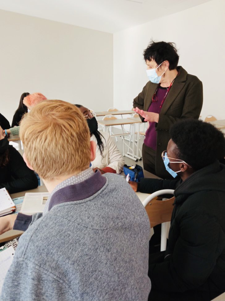 acgrenoble's tweet photo. Au lycée Mounier, les lycéens  échangent ce matin sur la #ReformeDuLycee avec la rectrice, @heleneInsel. 

📚un examen remusclé
📚 un lycée plus simple 
📚un parcours personnalisé choisi par les lycéens en fonction de leurs ambitions et appétences 

#TonLycee #TonBac #Tonparcours https://t.co/PkCXnqijYh