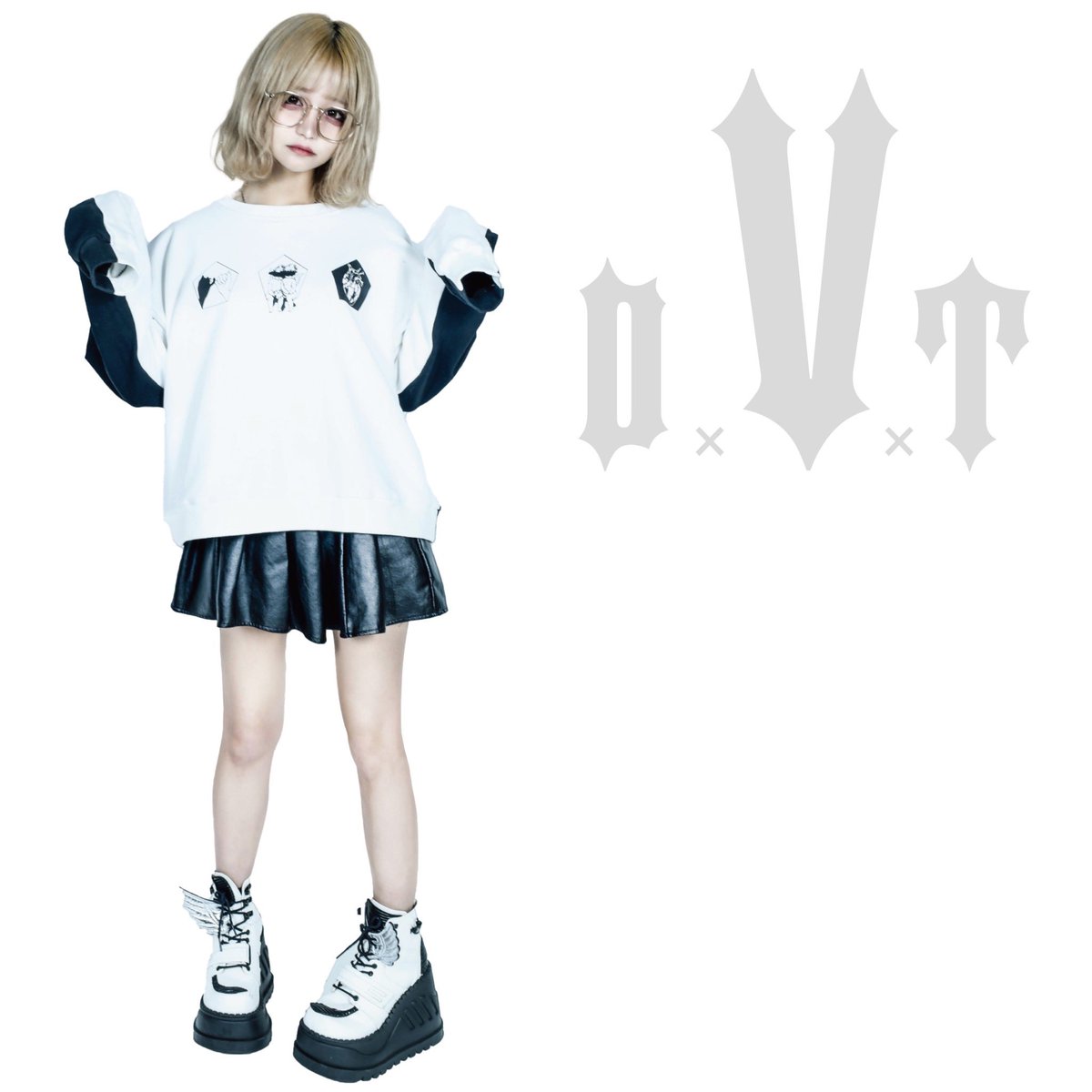 DVT_official's tweet photo. 【news】https://t.co/xTYg0bmC8E

本日21:00より

DVT newitem
「血盟｣

ミドル丈バイカラー裏毛TOPS

・フロントブラック
・フロントホワイト

フリーサイズ

¥9000+tax https://t.co/rHlaMskooF