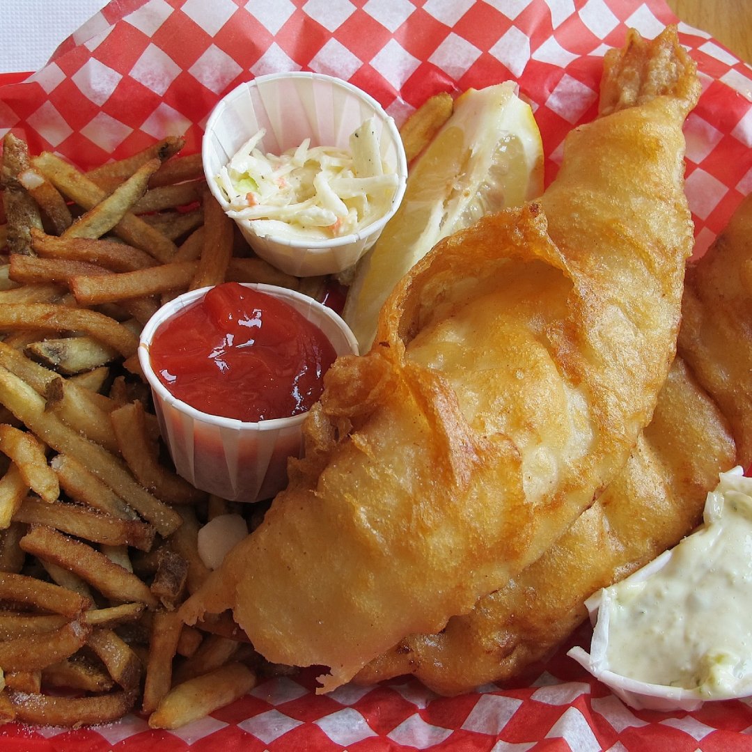 HenryColbeck's tweet photo. DINNER TONIGHT? Why is fried food so comforting? We may never know for certain, what we do know is that on a cold Autumn night, few things taste more delicious than a satisfying helping of battered fish and chips, dinner later??? #henrycolbeck #fishandchips #chippie #foodie https://t.co/bguckBSa9k