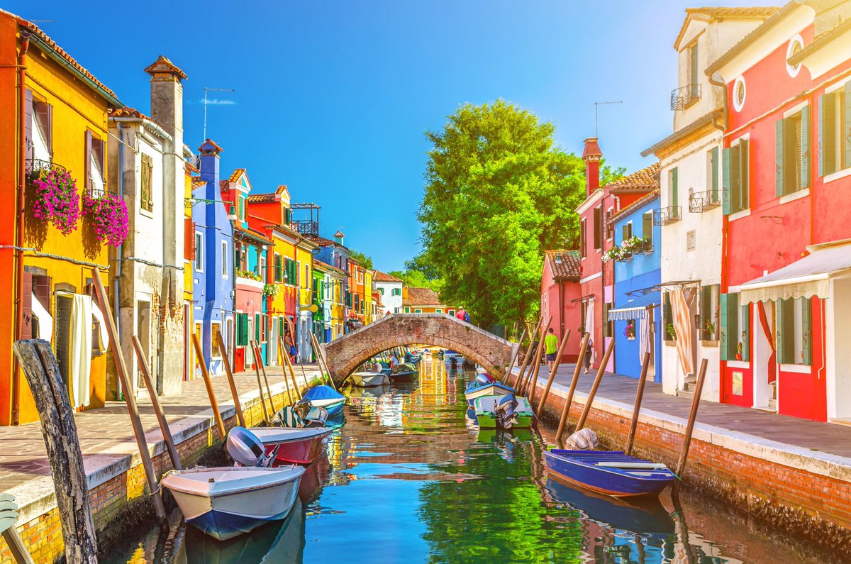 【 の風景】 イタリア北東部、ヴェネチアの上に位置する小さな村。活気あふれる漁師の島であり、各漁師の家が遠目からでもわかるようさまざまな色が塗られている。カラフルで神秘的な島。