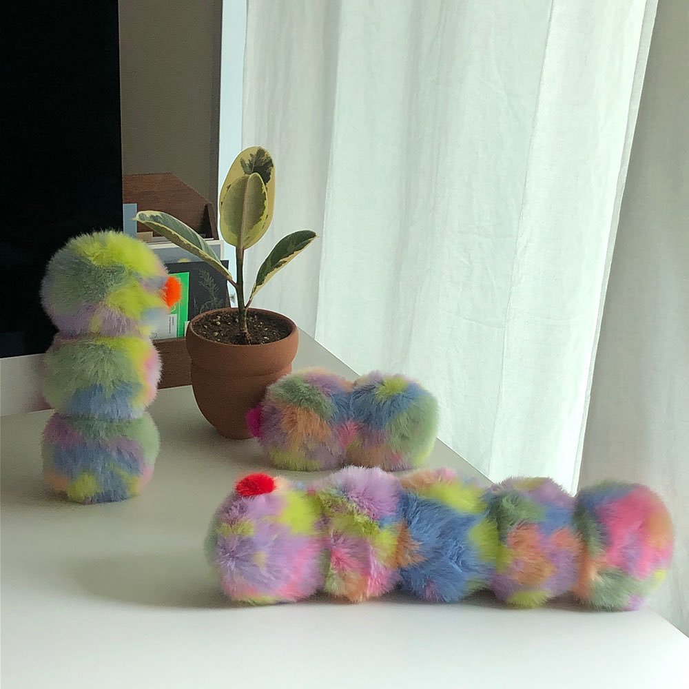 💛 [꾸물] 애벌레 손목 쿠션 🐛 화려한 무늬를 뽐내는 손목쿠션으로 팔꿈치를 괴고 모니터를 볼 때, 마우스를 이용할 때 손목과 팔꿈치를 보호해 줍니다. 보들보들한 촉감으로 계속 만지고 싶은 애벌레입니다🌈

onemorebag.kr/product/list.h…