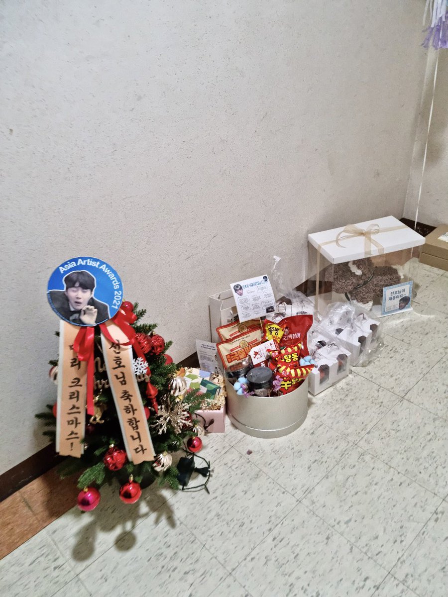 seokbaragi__'s tweet photo. Batch 3 of gifts delivered to Salt today! 🥰

With love from 7 countries✨
🇸🇬🇦🇪🇵🇸🇹🇭🇮🇳🇲🇾🇧🇳

#KimSeonho #김선호 https://t.co/OXocoHt9st