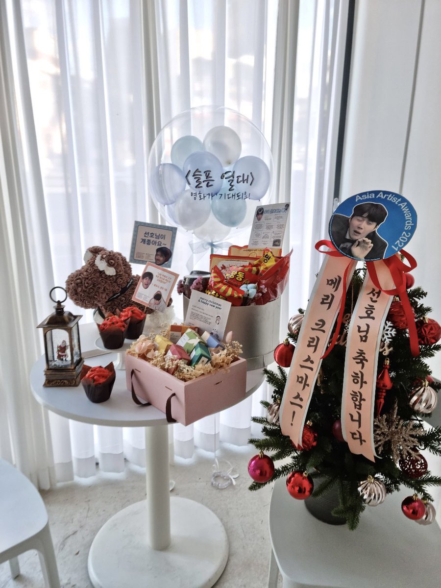 seokbaragi__'s tweet photo. Batch 3 of gifts delivered to Salt today! 🥰

With love from 7 countries✨
🇸🇬🇦🇪🇵🇸🇹🇭🇮🇳🇲🇾🇧🇳

#KimSeonho #김선호 https://t.co/OXocoHt9st