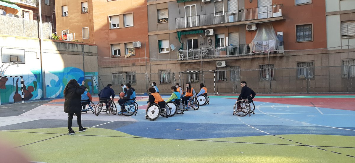 INSDolorsAleu's tweet photo. A #treballglobalitzat de 3 ESO, els alumnes han participat en uns tallers esportius, on han pogut posar-se en les sabates dels esportistes amb diferents discapacitats.
#guttman #paralímpics #inefc #once #esportadaptat #fcedf #femfuster #institut #eso https://t.co/Ufud8QYlaG