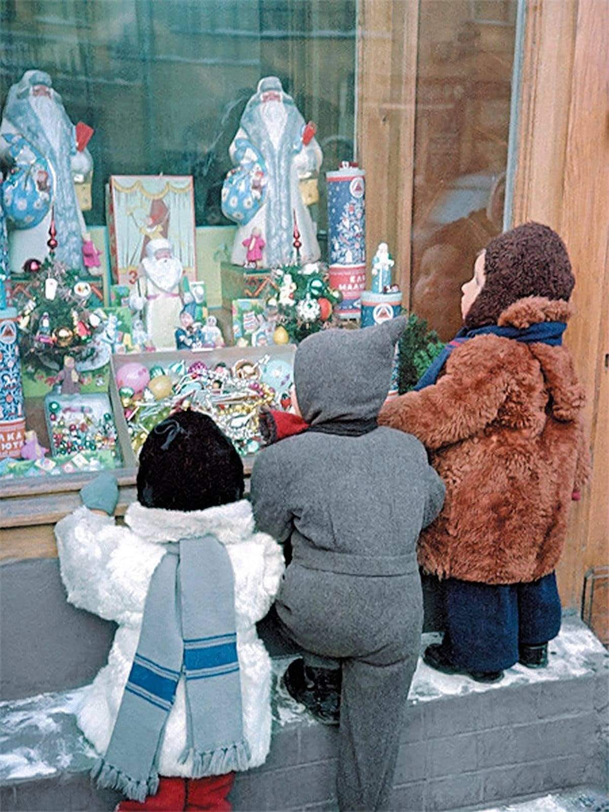Советские витрины с елочными игрушками