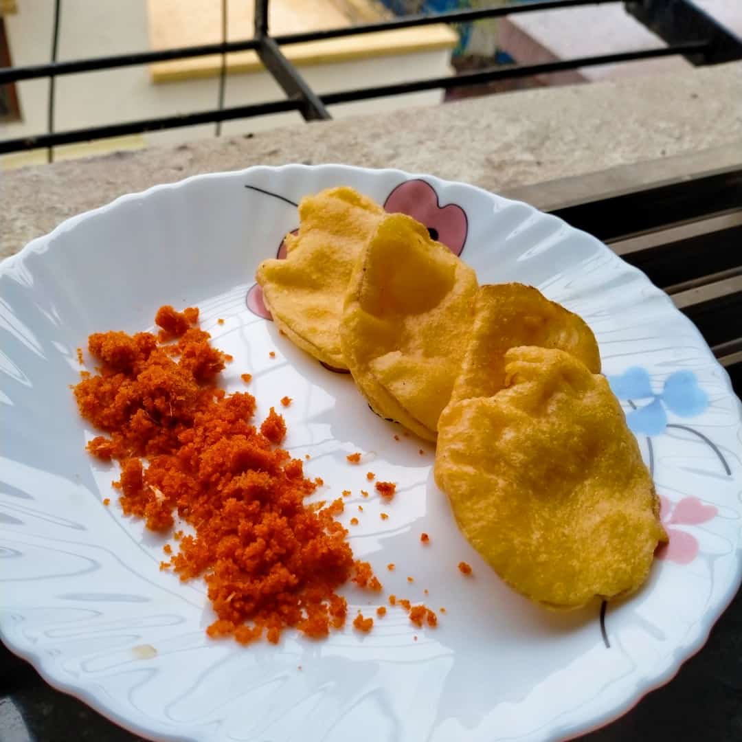 TheDaniverse's tweet photo. It’s December and it’s pouring in Mumbai. To deal with this madness, out comes monsoon food. Potato Fritters. In Konkani we call them ‘kappam’ and in Hindi ‘bhajia’. #MumbaiRains https://t.co/hiiwO9PxEc