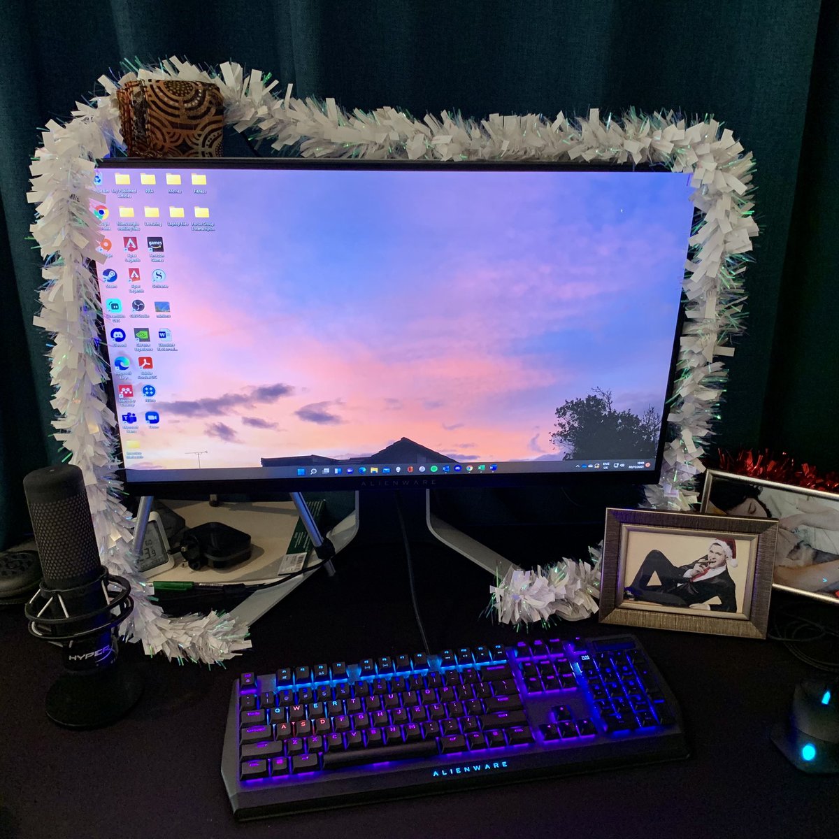 _sharonsmith1's tweet photo. We’d usually be decorating the office today so to commemorate a tradition started in our PhD years I decorated my home office with our decorations, a bit of tinsel and Bublé https://t.co/mwspDntd2B