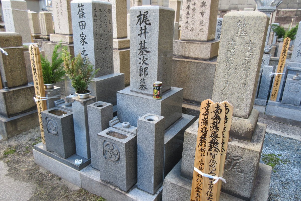 梶井基次郎のお墓 今日はレモンは置いていないかなあ と思いきやこんなものが 今どきの檸檬 大爆発させる気満々 Togetter