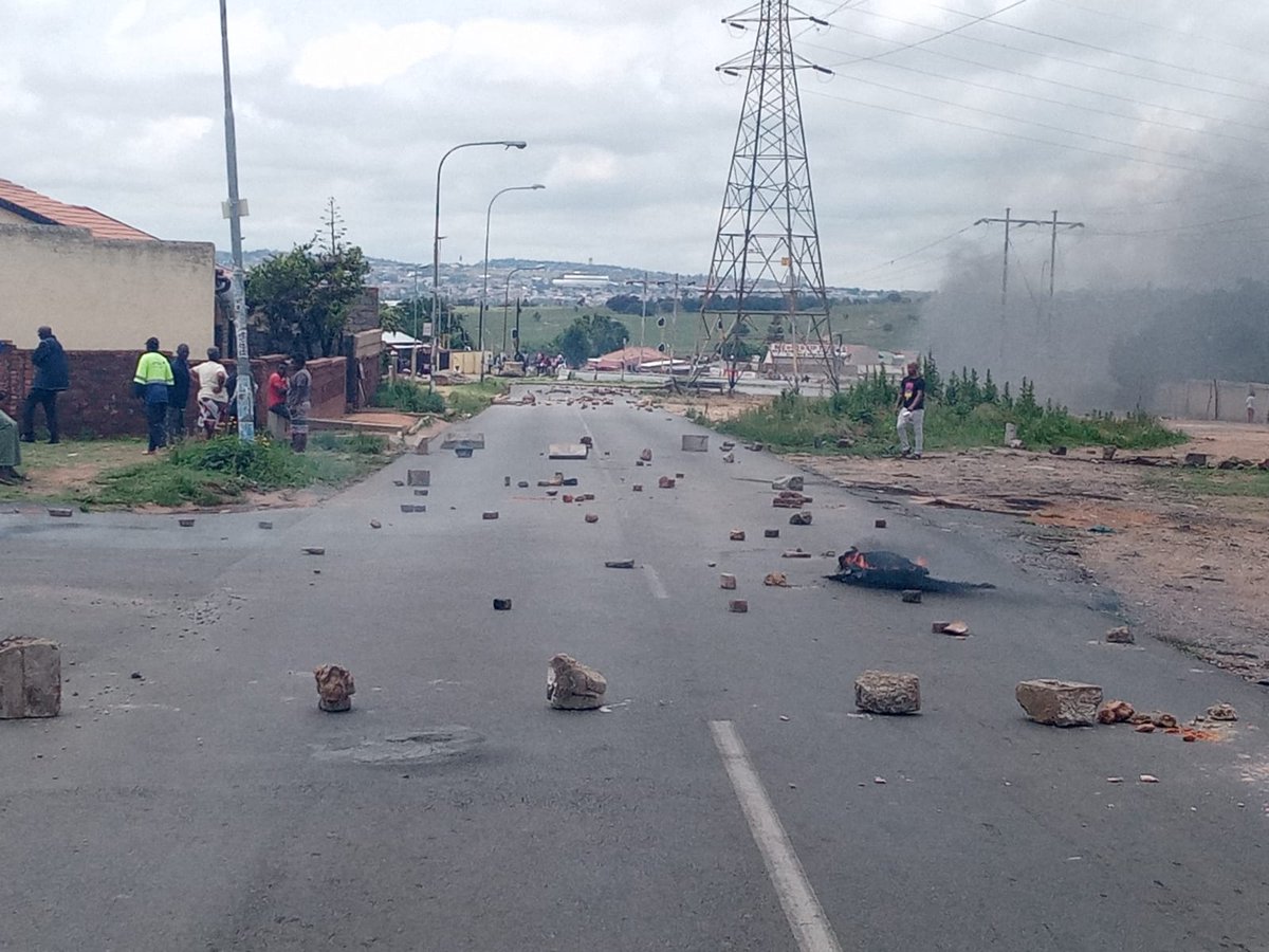FaizelPatel143's tweet photo. Motorists Advised to Use Alternate Routes After Soweto Highway Protests #SowetoProtests #JMPD 

https://t.co/zLbwxvx92G https://t.co/KZkUYyIksm