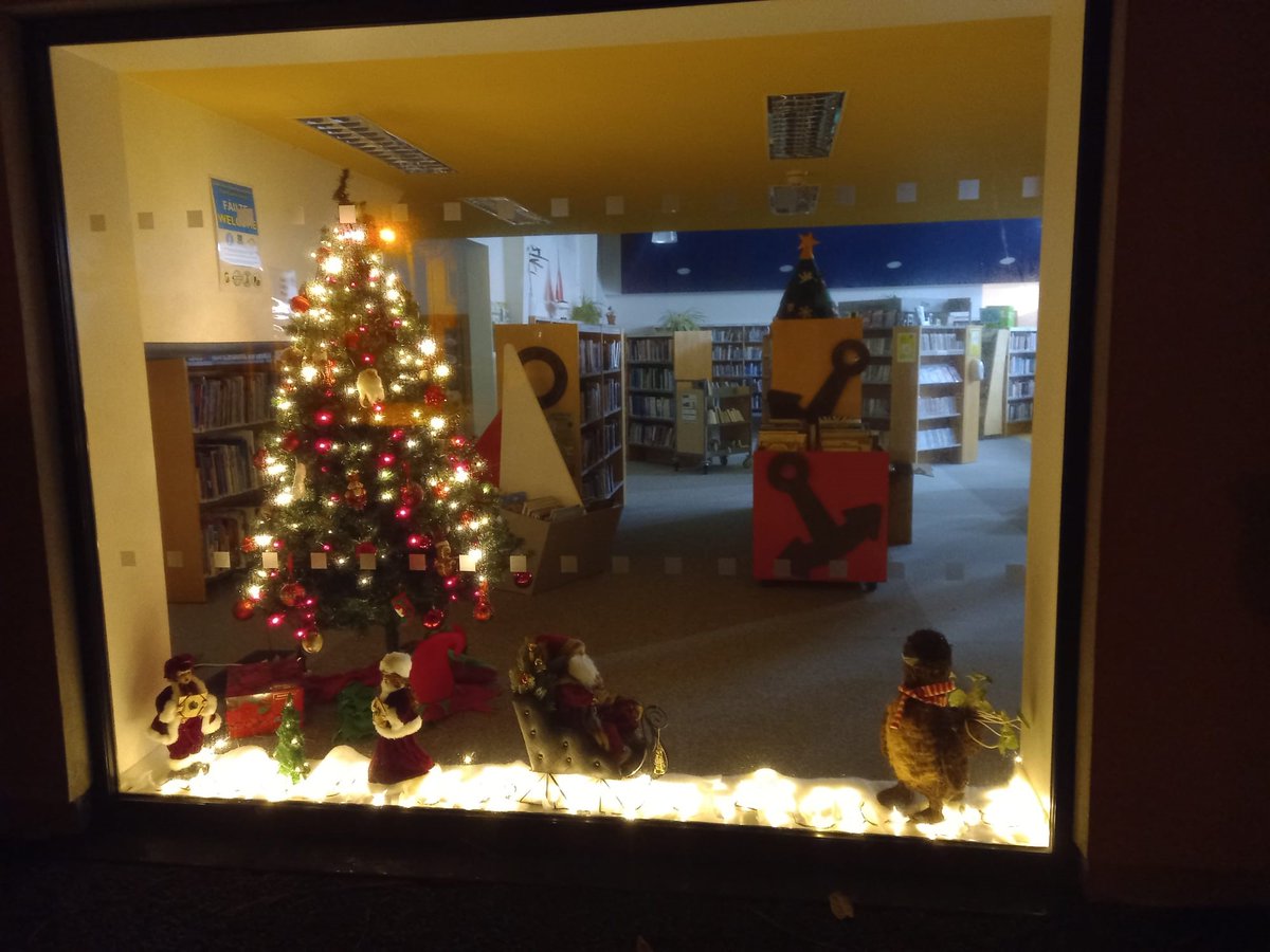 clarelibrary's tweet image. We think #kilkeelibrary is looking very festive this this Christmas!
Drop in and stock up on some good reads before the holidays. 
Kilkee library opening hours:
Monday 1.30 to 5.30 &amp;amp; 6 to 8pm.
Tuesday to Friday: 10.30 to 1.30 &amp;amp; 2 to 5.30 .
 #christmasinthelibrary #feelingfestive