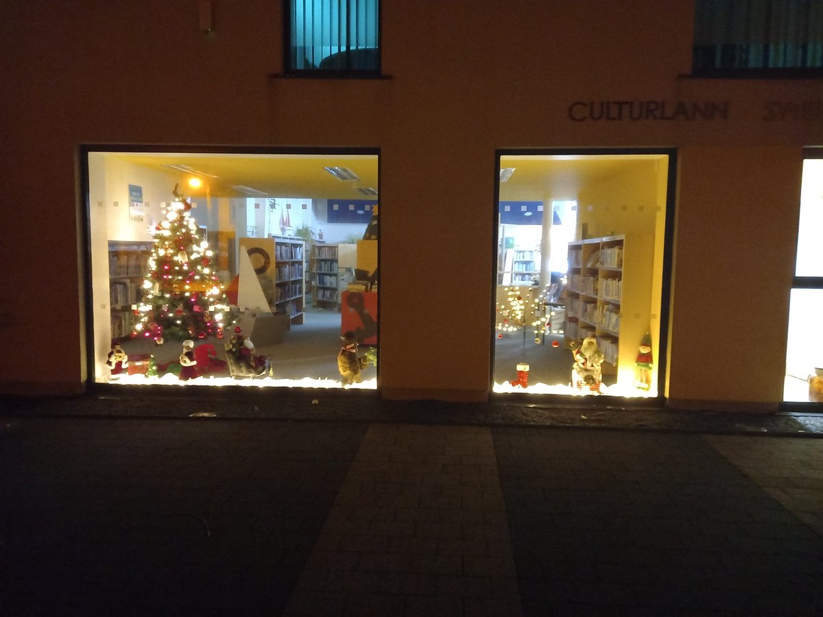 clarelibrary's tweet image. We think #kilkeelibrary is looking very festive this this Christmas!
Drop in and stock up on some good reads before the holidays. 
Kilkee library opening hours:
Monday 1.30 to 5.30 &amp;amp; 6 to 8pm.
Tuesday to Friday: 10.30 to 1.30 &amp;amp; 2 to 5.30 .
 #christmasinthelibrary #feelingfestive