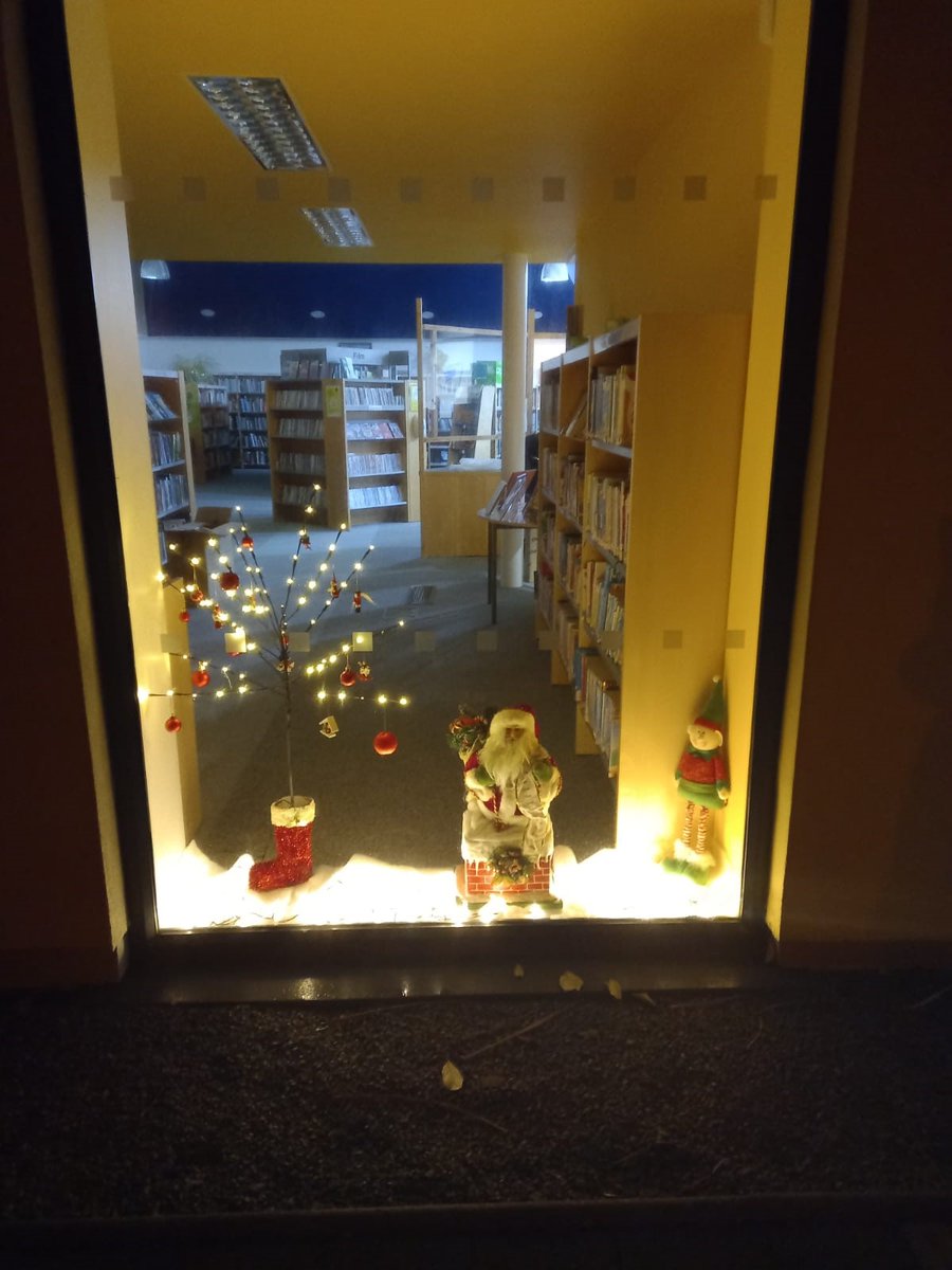 clarelibrary's tweet image. We think #kilkeelibrary is looking very festive this this Christmas!
Drop in and stock up on some good reads before the holidays. 
Kilkee library opening hours:
Monday 1.30 to 5.30 &amp;amp; 6 to 8pm.
Tuesday to Friday: 10.30 to 1.30 &amp;amp; 2 to 5.30 .
 #christmasinthelibrary #feelingfestive