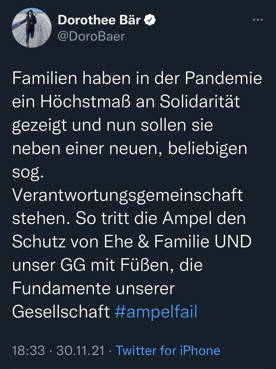 roflyer74's tweet photo. Meint die gescheiterte Digitalisierungsbeauftragte die klassische CSU-Familie according to Seehofer:
Mann-Frau-Kind(er)-Geliebte-Kind? #csufail #dorofail https://t.co/FezHtrTZyS