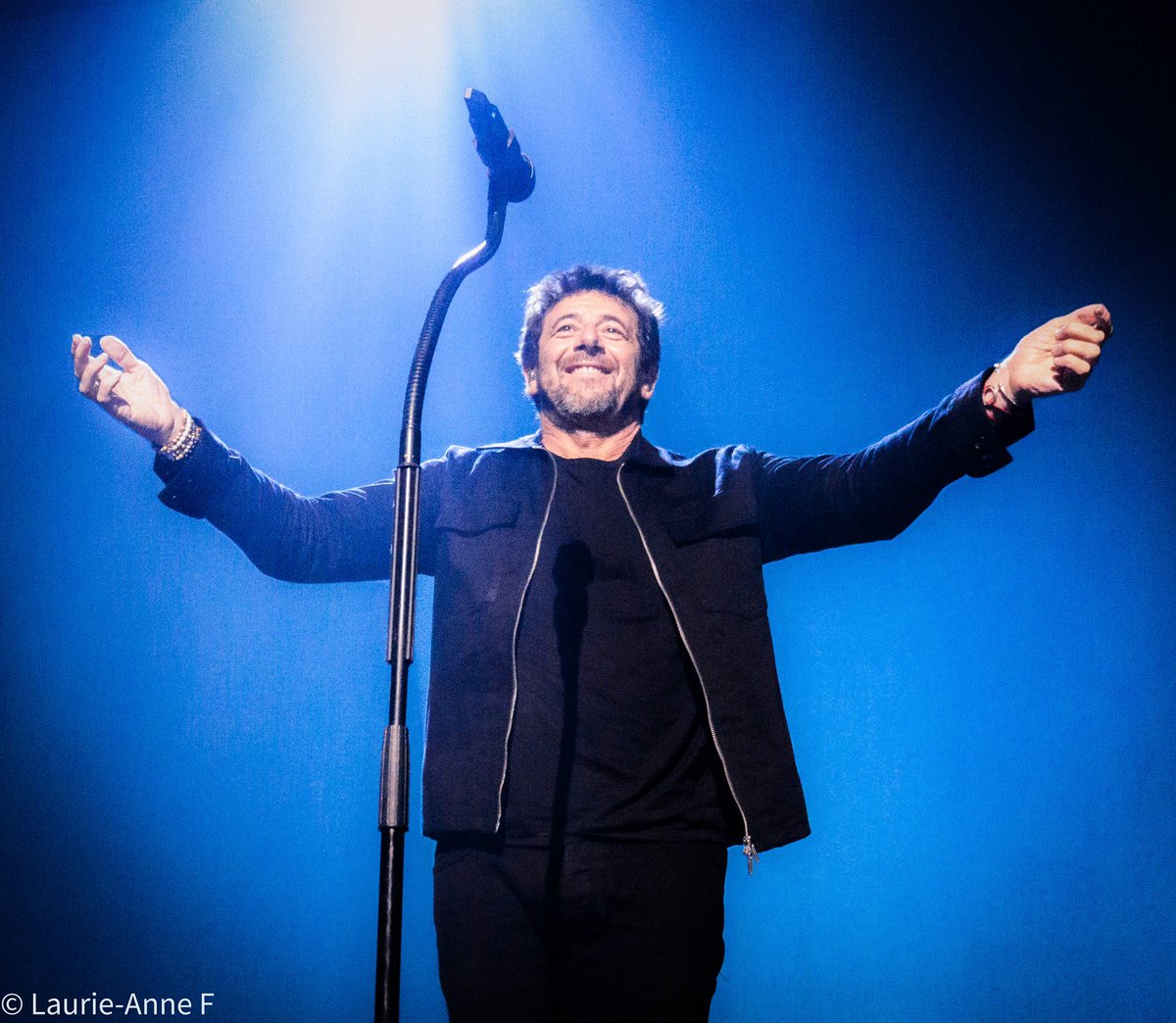 Laurie_AnneF's tweet photo. Sur le #retour j’ai croisé le regard d’un gamin plutôt fier de s'voir plus grand qu'hier, alors on continue d’écrire l’histoire de ce cahier gris @PatrickBruel 

À très vite #patrickbruel @14leclub 

#photo @Laurie_AnneF https://t.co/Lc9oTWILw6