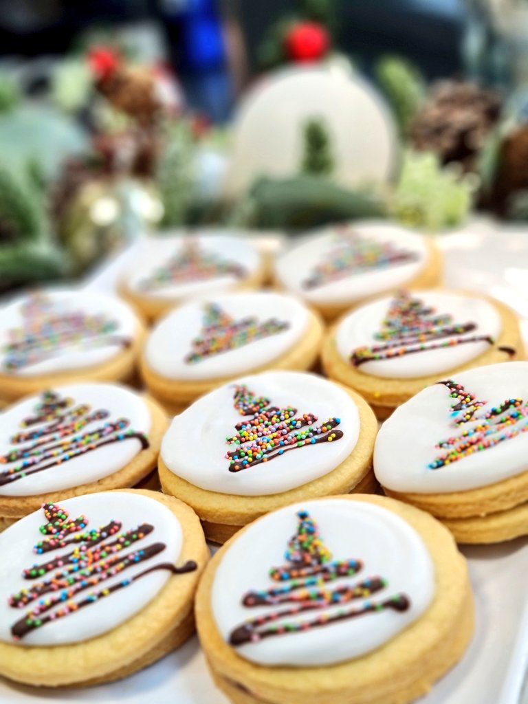 ken__moodie's tweet photo. Its officially December so why don't you treat yourself to one of our festive bakes? Available at all locations on City Campus. Lots of lovely festive bakes planned for the run up to Christmas🎄
@CofGCollege @BaxterStorey @ken__moodie https://t.co/YGlidcnaMS