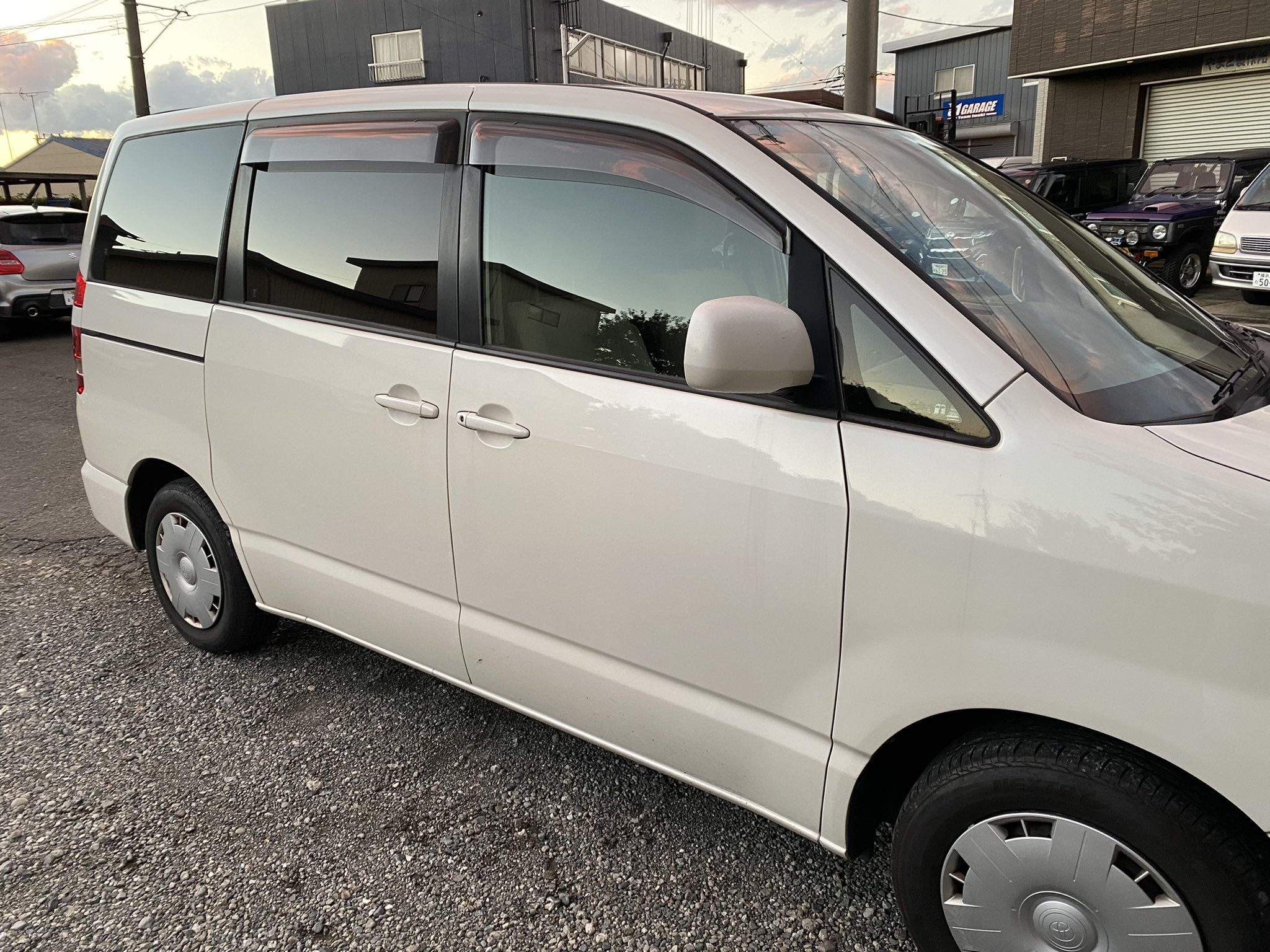 家中 勉 先日ボンネットから白煙上げ入院していた車が戻ってきた どうやらラジエターがお亡くなりになったのと経年劣化でエンジンマウントが信じられない状態に しかし当初の見積もりだと目ん玉飛び出るくらいだったので 頼み込んでここだけは って所