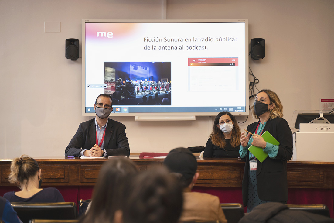 lauramoton's tweet photo. Un proyecto transversal de enseñanza de #audio y #podcasting gracias al compromiso y peso académico de profesionales investigadores en @Nebrija  como @luismipedrero @edcastillo_11 @martasllamas @NicoGrijalba @martaperladol  y todo el equipo de #Innomedia 
https://t.co/igfi31GlbF https://t.co/8P2C1LF4ht