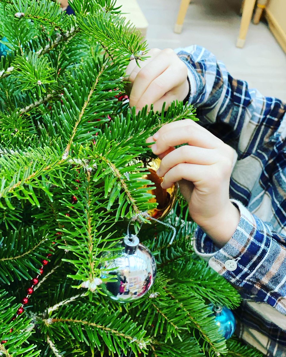 shmarylebone's tweet photo. We’re getting in the Christmas spirit at Swinbrook today and have decorated our tree beautifully 🎄 @chatsworthschls @EYChatsworthSch @ChatsworthNurs1 #marylebone #nurseryschool #eyfs #earlyyears #christmas2021 https://t.co/X3x4XGn2ZZ