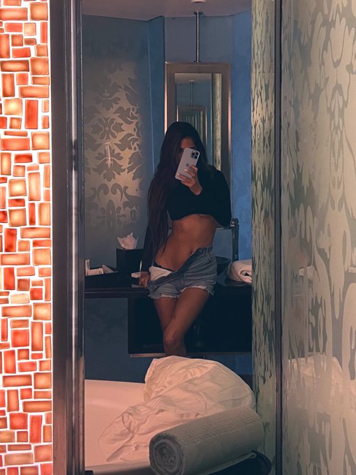 After workout pictures 💋 https://t.co/nSWDuoy8S1