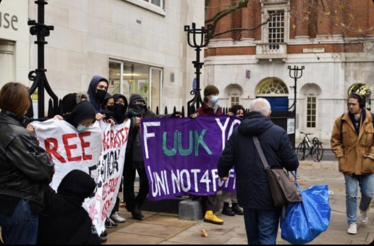 RedSqMovement's tweet image. This morning we blocked off the entrance to @UniversitiesUK’s offices to kick off the start of strike action across 58 universities this week🔥

RSM is letting uni bosses know that we’re coming for them. We won’t wait around whilst they turn education into a profit making machine