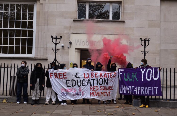RedSqMovement's tweet image. This morning we blocked off the entrance to @UniversitiesUK’s offices to kick off the start of strike action across 58 universities this week🔥

RSM is letting uni bosses know that we’re coming for them. We won’t wait around whilst they turn education into a profit making machine
