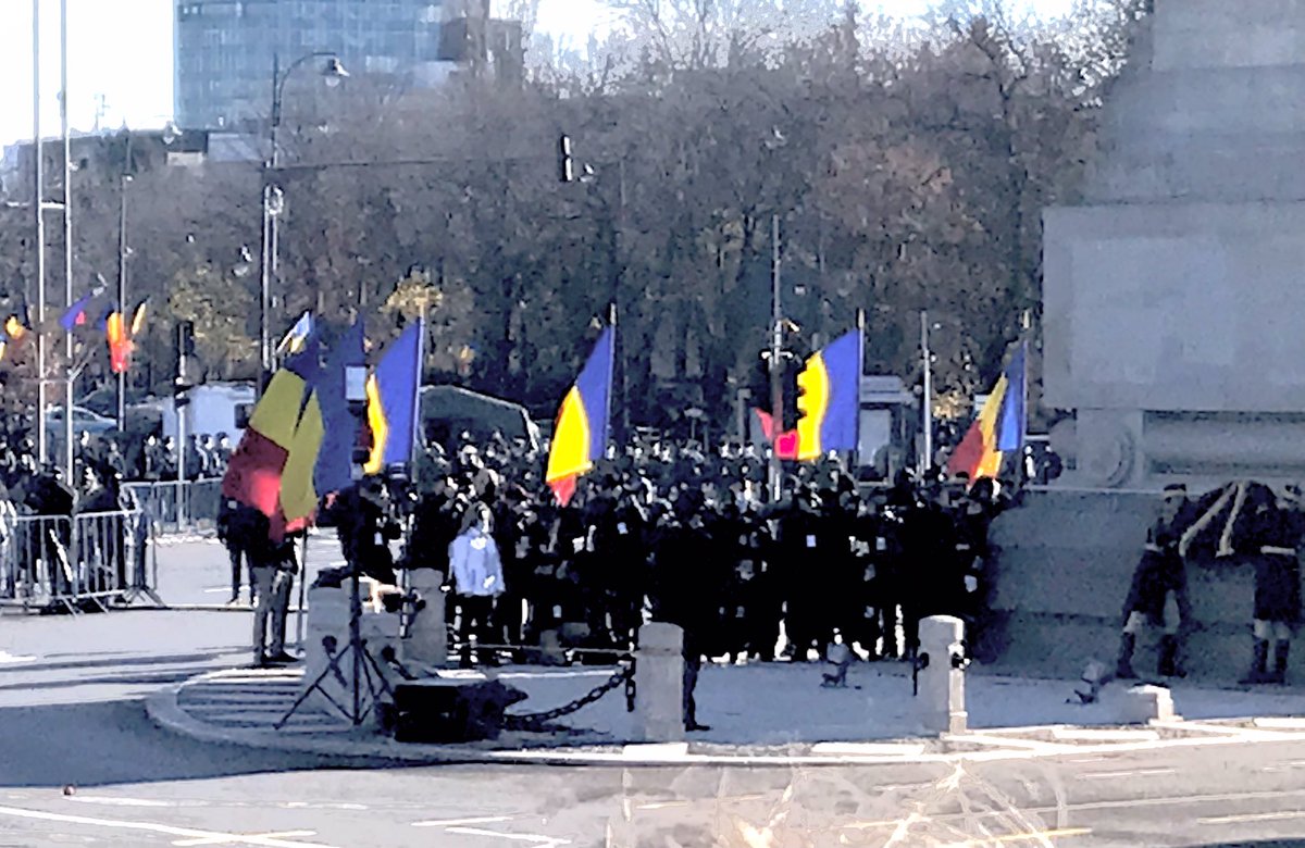 laurenceauer's tweet photo. La mulți ani, România! Tous mes vœux pour la fête nationale à toutes les Roumaines et tous les Roumains 🇷🇴 🇫🇷 103 ans d’amitié entre nos deux pays et une destin européen commun #partenariatstratégique #arculdetriumf @ArcDeTriomphe @MAERomania https://t.co/o7BOlJ2ghI