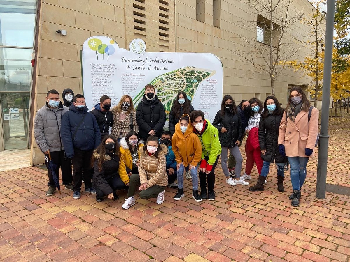 IESVandelvira's tweet photo. Visita de los alumnos del PEFP al @jardinbotanicoclm. Allí pudimos experimentar las estaciones del año en uno de los lugares con mayor biodiversidad de #clm. Visita muy recomendable. #educajccm #formacionprofesional #formacionprofesionalespecifica #estaciones #biodiversidad https://t.co/hqyb33ngLN