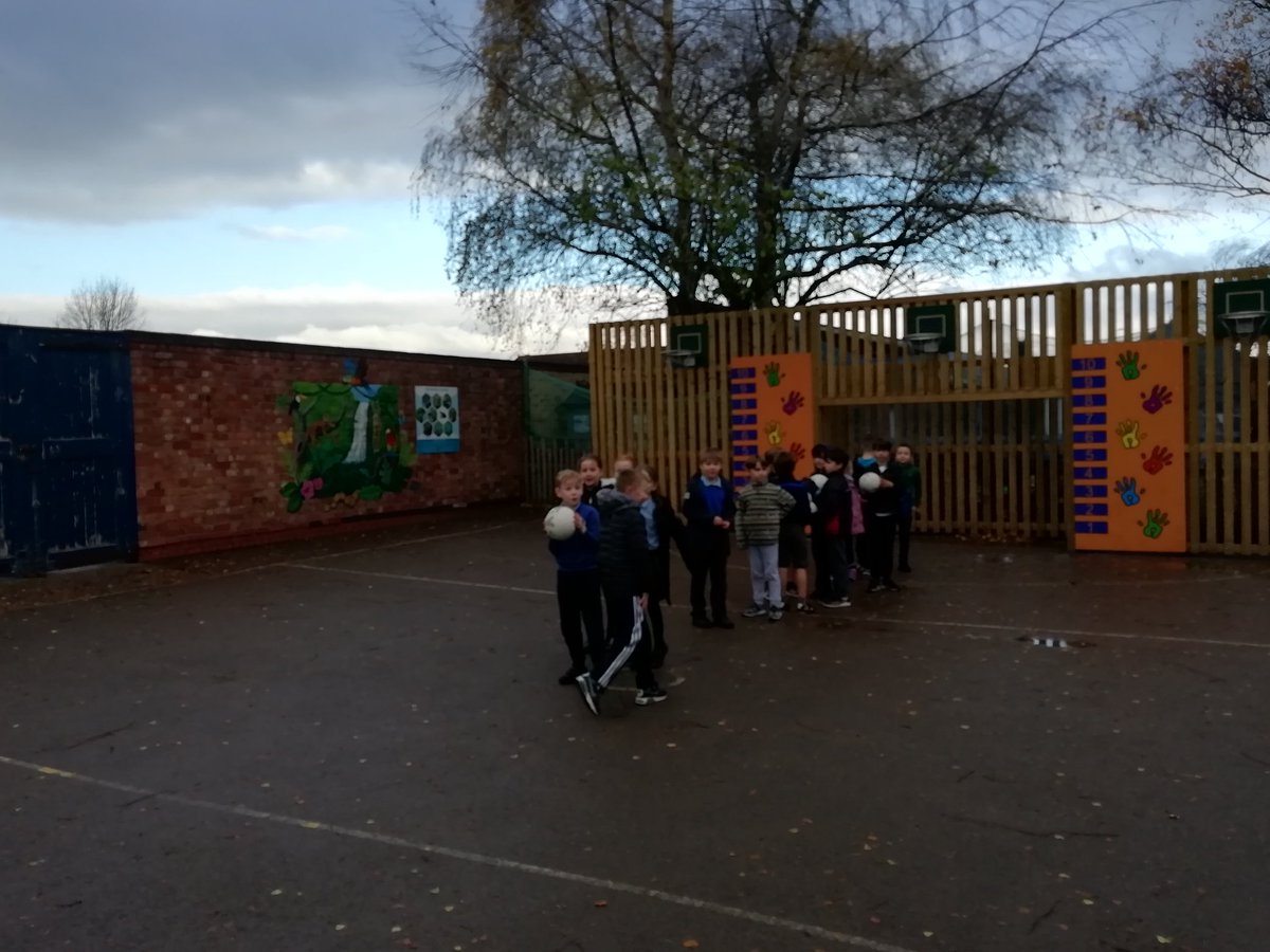 ClaphamTerrace1's tweet photo. Our second group are underway in Gaelic football, we have learnt some great sporting techniques to use in our PE sessions #gaelic #football #topicday https://t.co/QJQpG7PDz9