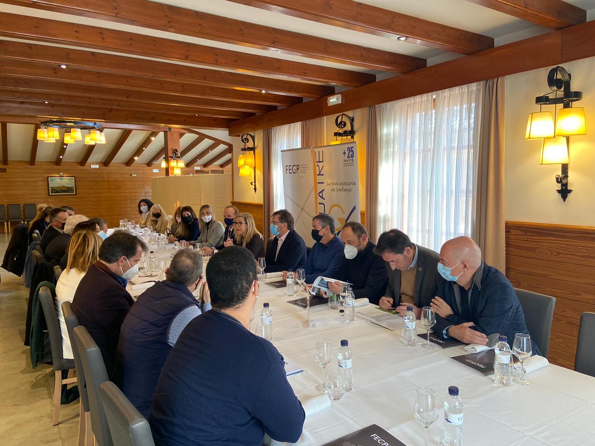 FegpComunicacio's tweet photo. 🔙Avui hem celebrat el 1r Fòrum Gran Penedès presencial des de l'inici de la pandèmia.

Hem tingut l'honor de comptar amb el Sr. Albert Castellanos, secretari d'Empresa i Competitivitat de la Generalitat de Catalunya.

@albertcaste @neuslloveras 
#FEGP2021 #Penedès #Garraf https://t.co/nfPcds6OWH