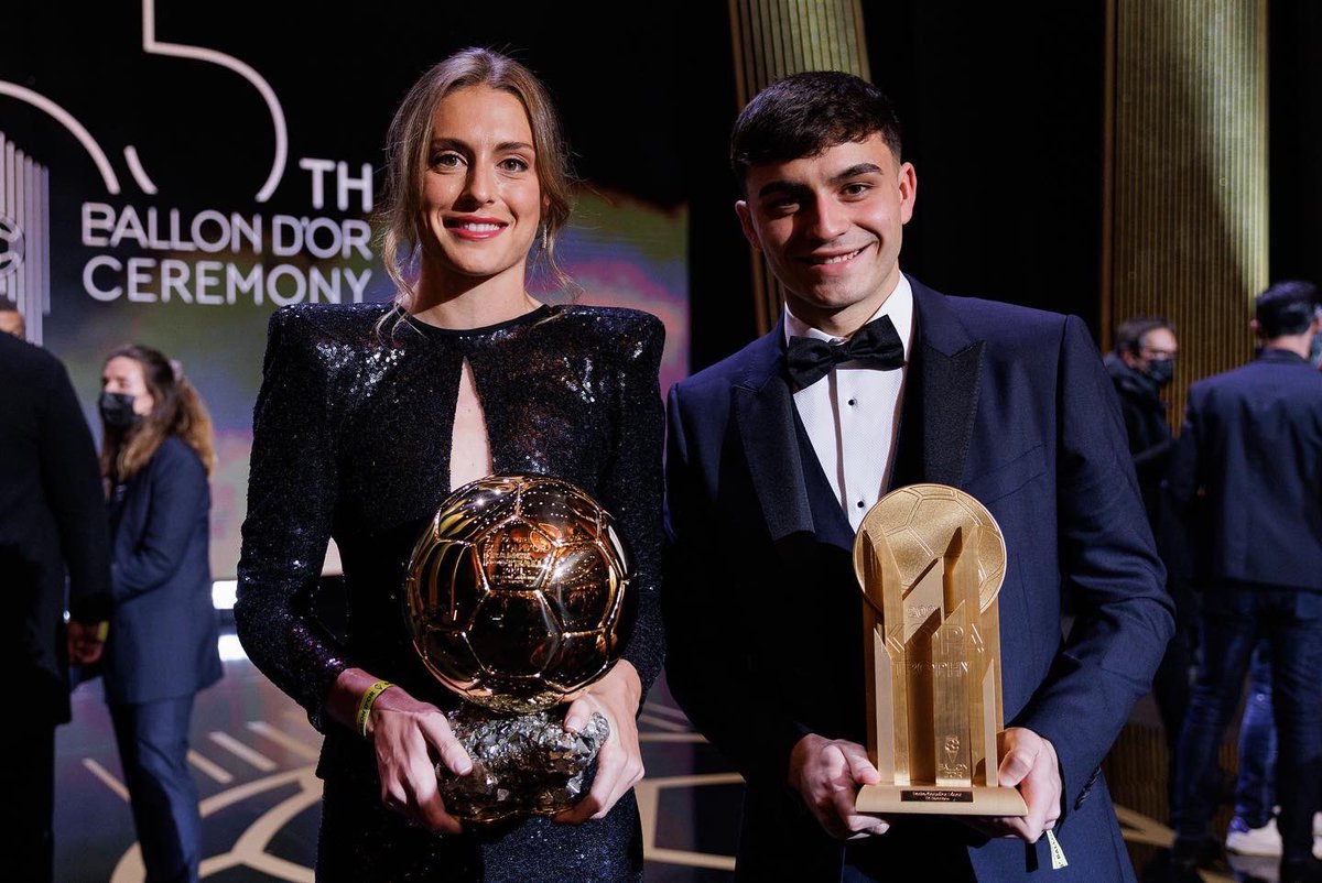 El éxito es, sin duda, un trabajo en equipo porque el premio se vuelve tan grande que es imposible vivirlo, sentirlo y recogerlo sola. Lo que vivimos hace dos dias fue algo único e inolvidable. 
Merci @francefootball 
Muchas gracias a todos por las felicitaciones y los mensajes❤️