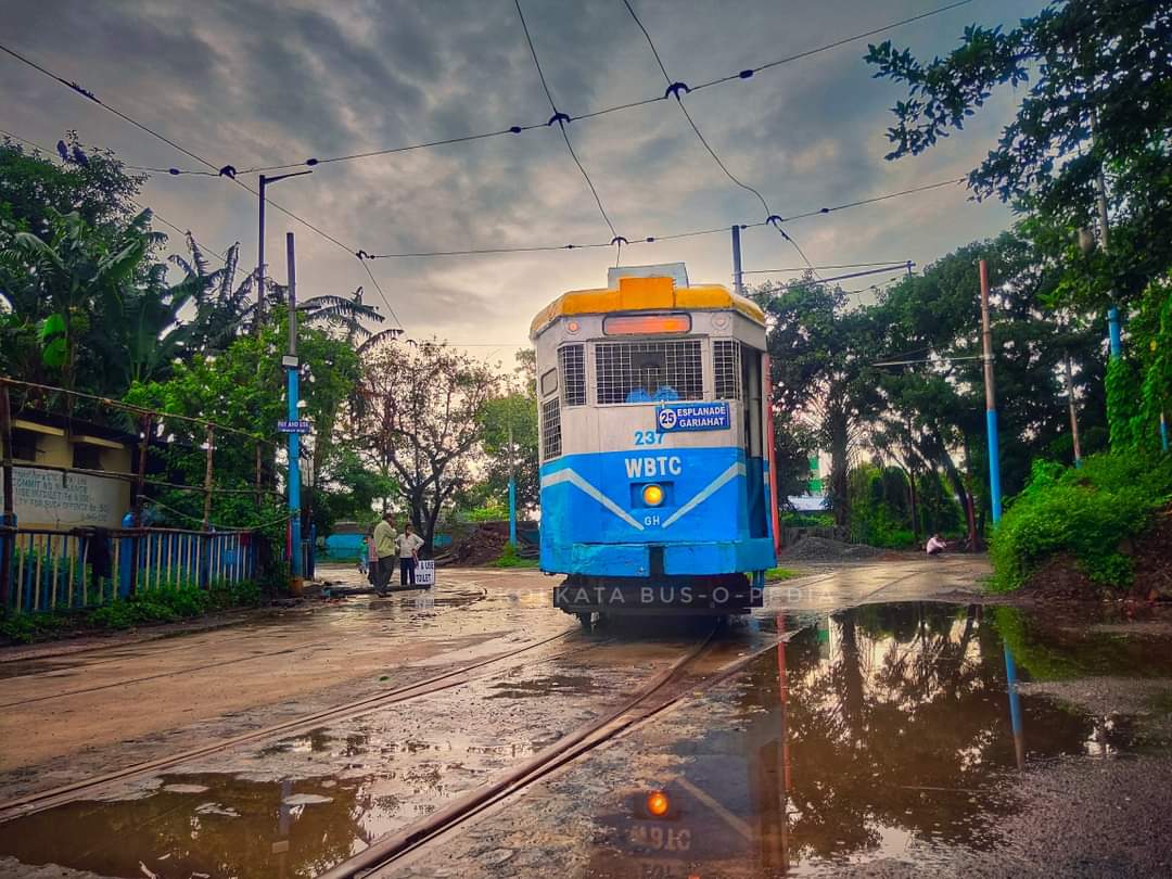 SohamBiswas22's tweet photo. Tram services on Route: 5 and Route: 25 are temporarily suspended..๐
The reason is some work going on somewhere underneath the Wellington Crossing...
#savethetrams #tramsofkolkata #kolbusopedia @KolBusoPedia @_CTUA_ @MamataOfficial https://t.co/Y8XnoZ503F