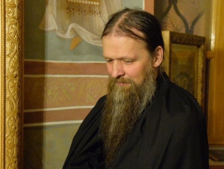 episkopleonid's tweet photo. Сегодня годовщина кончины иером.Платона (Рожкова) (1966‑2019) - того,чьими кропотливыми трудами и стараниями увидел свой расцвет издательский отдел Оптиной, собраны бесценные редкие сведения о почивших насельниках обители.
Совершили с братией раннюю Литургию и литию на могиле. https://t.co/z6QUUbAdKL