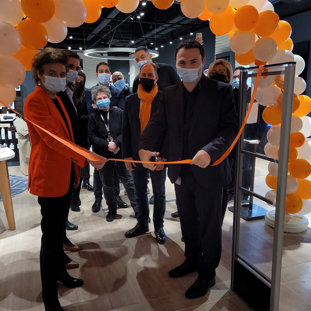 laurence_jdn's tweet photo. Belle inauguration ce matin de notre magnifique nouvelle boutique @OrangeIDF à La Défense @Westfield_L4T ! Une  formidable équipe de conseillers vous y accueille avec ou sans rendez-vous pour vous accompagner dans tous vos usages numériques ! @villedeputeaux @VilleNanterre https://t.co/784CEdzEyZ