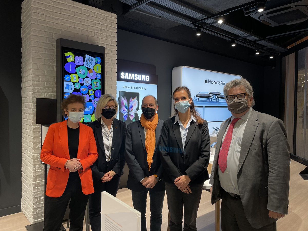 laurence_jdn's tweet photo. Belle inauguration ce matin de notre magnifique nouvelle boutique @OrangeIDF à La Défense @Westfield_L4T ! Une  formidable équipe de conseillers vous y accueille avec ou sans rendez-vous pour vous accompagner dans tous vos usages numériques ! @villedeputeaux @VilleNanterre https://t.co/784CEdzEyZ