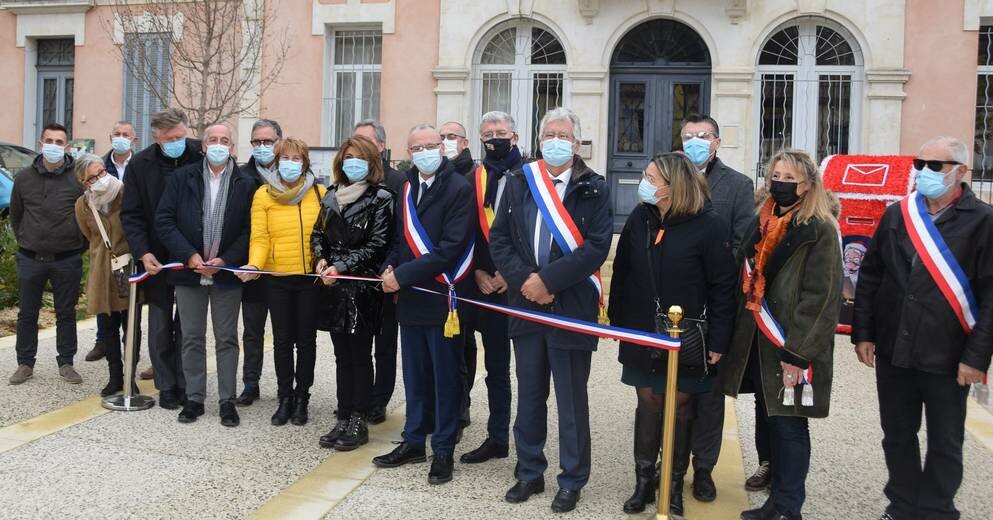 laprovence's tweet photo. #Alleins : Martine #Vassal inaugure trois réalisations majeures
👉 https://t.co/IMJUsX97EG https://t.co/hMUy8KlqJy