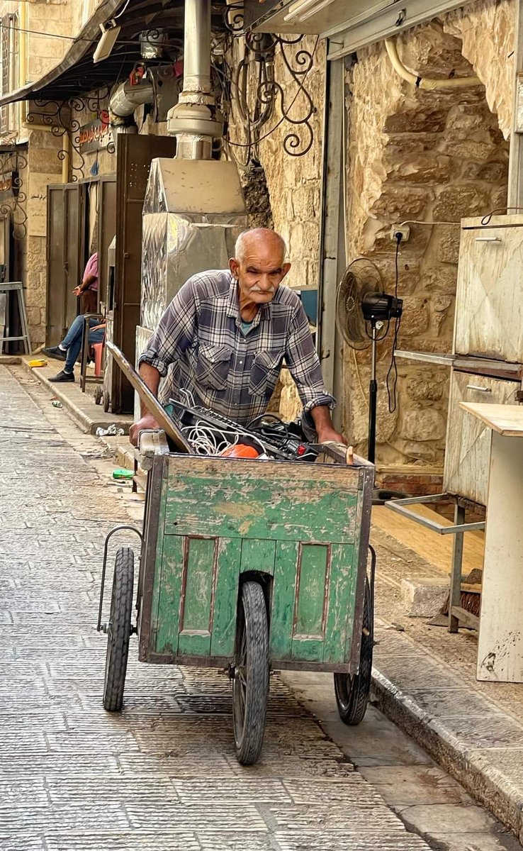 بوركت تلك الايادي الطاهره الكادحة التي تسعى كل صباح نحو الرزق الحلال